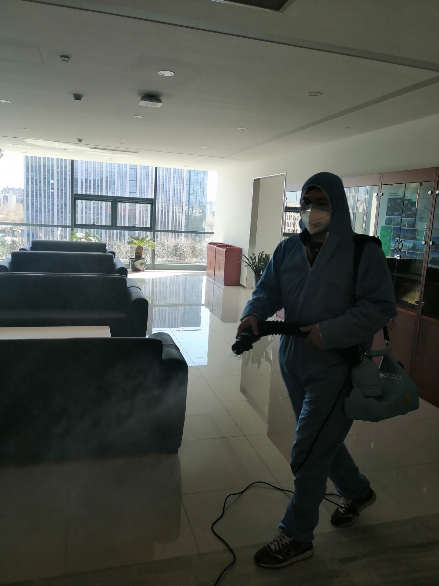 辦公室消毒公司的報價雖好，但使用空氣消毒設(shè)備更為重要